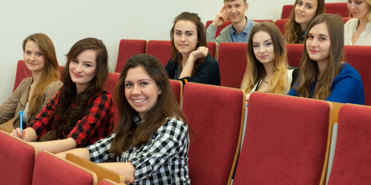  Na zdjęciu studenci podczas zajęc w auli