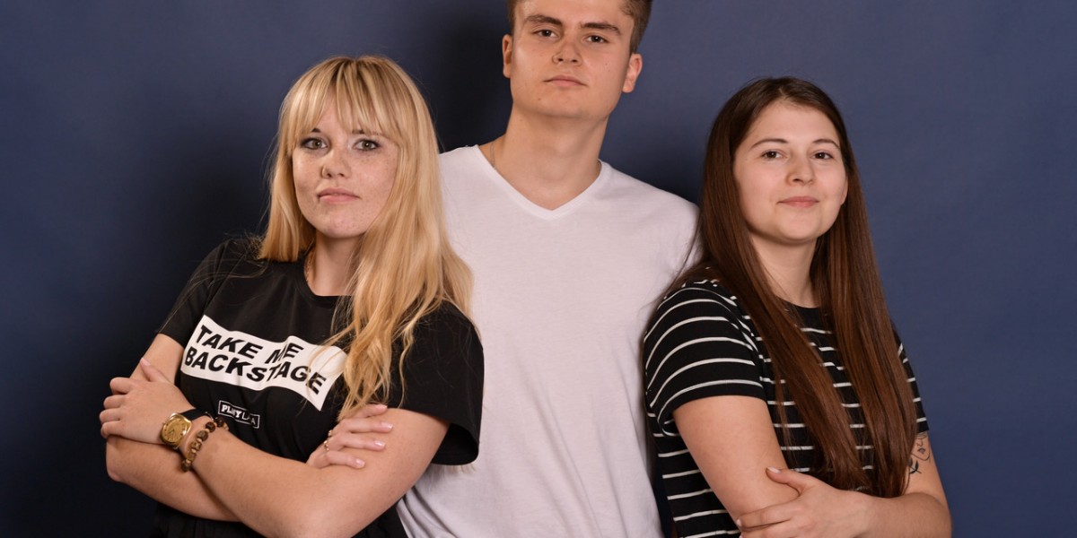  Na zdjęciu troje studentów UKW