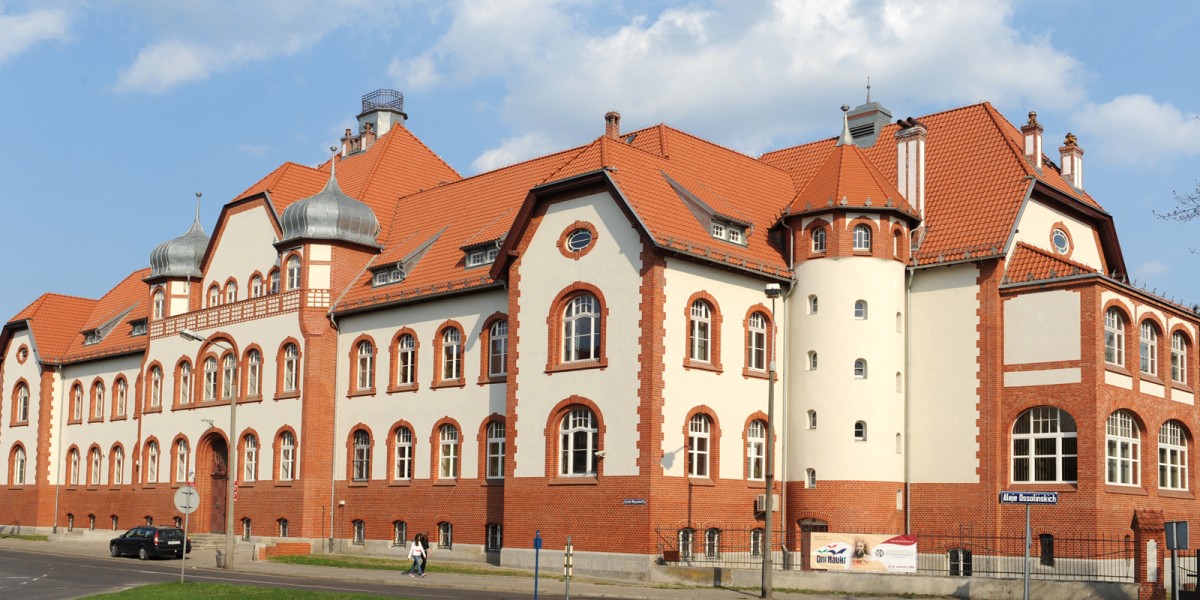 Gmach budynku UKW przy Al. Powstańców Wielkopolskich 2 