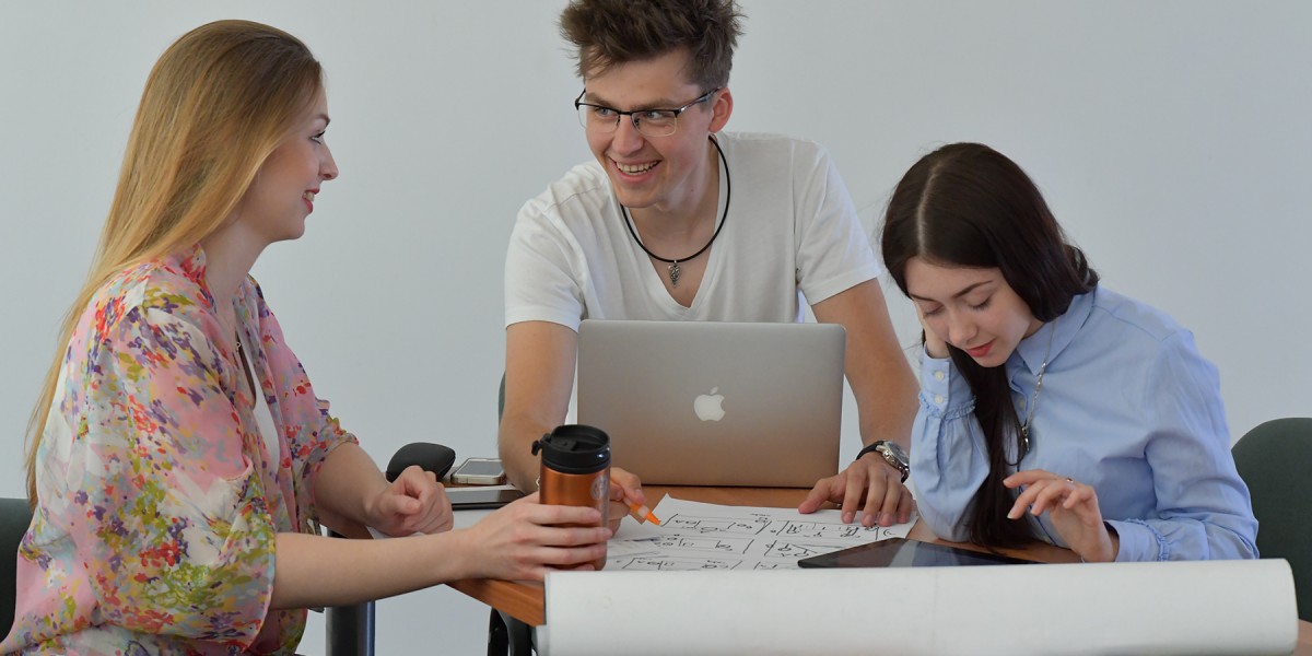 Studenci podczas pracy zespołowej