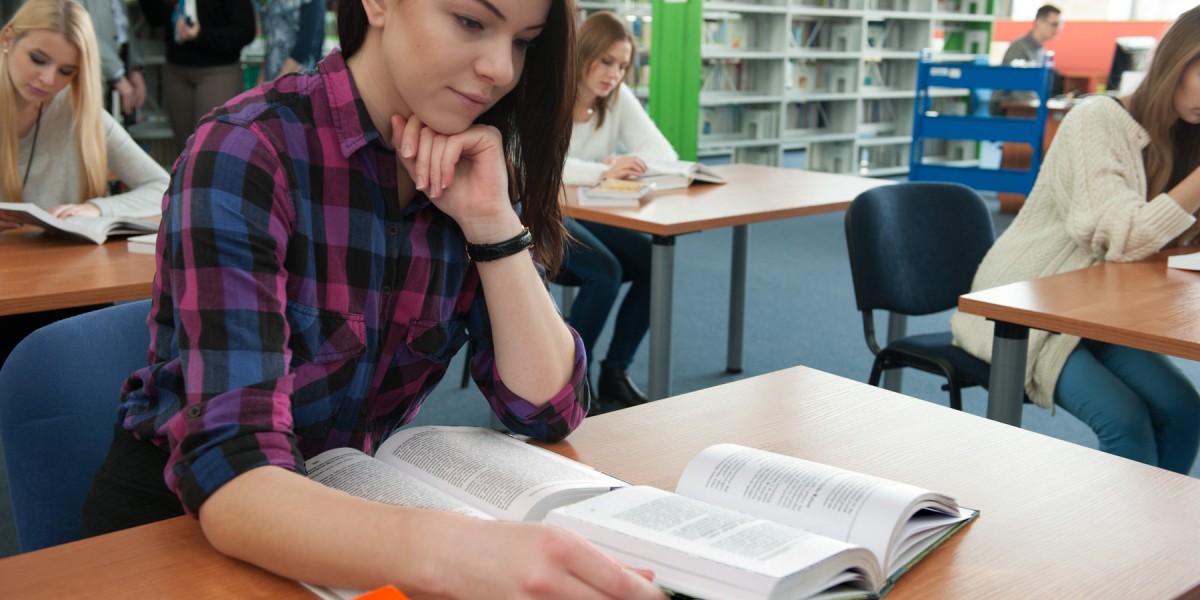 Studentka czyta książkę w Bibliotece UKW
