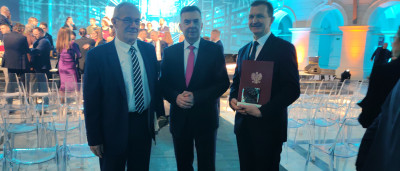 Od lewej stoją: Yuriy Zorenko, Dariusz Wieczorek, Marek Macko trzymający dyplom i statuetkę