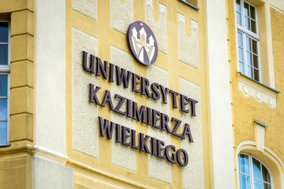 napis na fasadzie budynku Uniwersytet Kazimierza Wielkiego w Bydgoszczy