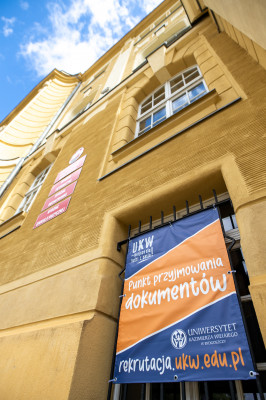 Baner z napisem Przyjmowanie dokumentów od kandydatów na studia