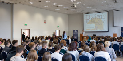 Uczniowie siedzą gremialnie na auli Biblioteki 