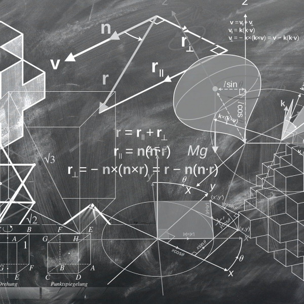 Wzory i figury geometryczne narysowane kredą na tablicy